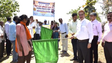 स्कूल चलो अभियान के रैली को जिलाधिकारी ने हरी झण्डी दिखाकर किये रवाना
