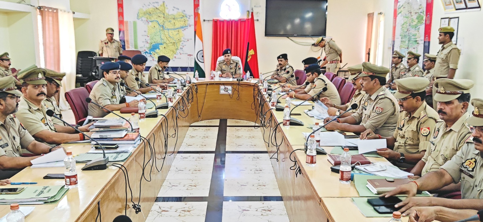 कानून व शांति व्यवस्था/अपराध नियंत्रण के दृष्टिगत पुलिस अधीक्षक द्वारा की गई समीक्षा बैठक