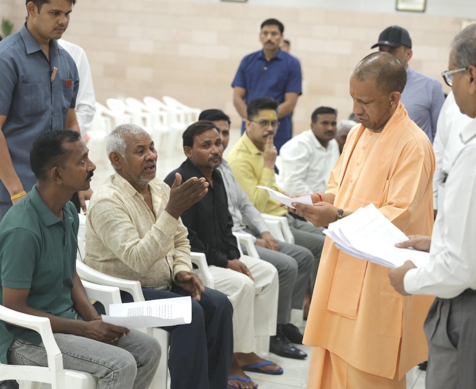 मुख्यमंत्री ने ‘जनता दर्शन’ प्रदेश भर से आये लोगों की सुनीं समस्याएं मुख्यमंत्री ने ‘जनता दर्शन’ प्रदेश भर से आये लोगों की सुनीं समस्याएं