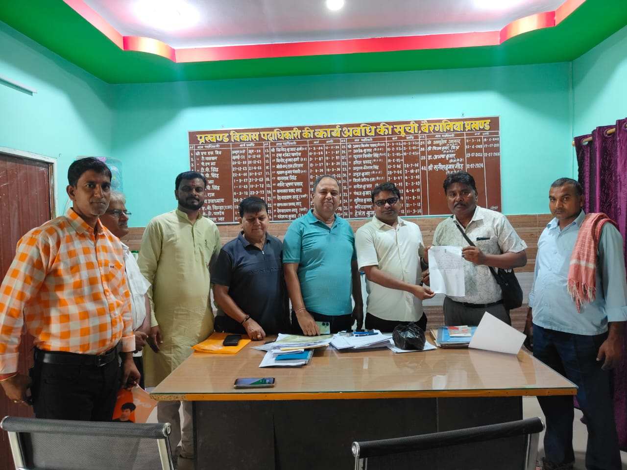 बैरगनिया प्रखंड विकास पदाधिकारी से मिले सांसद प्रतिनिधि