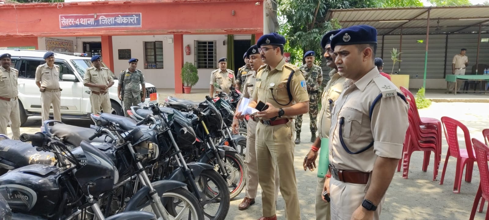 चोरी गई 11 मोटरसाइकिल के साथ एक नाबालिक सहित दो चोर गिरफ्तार