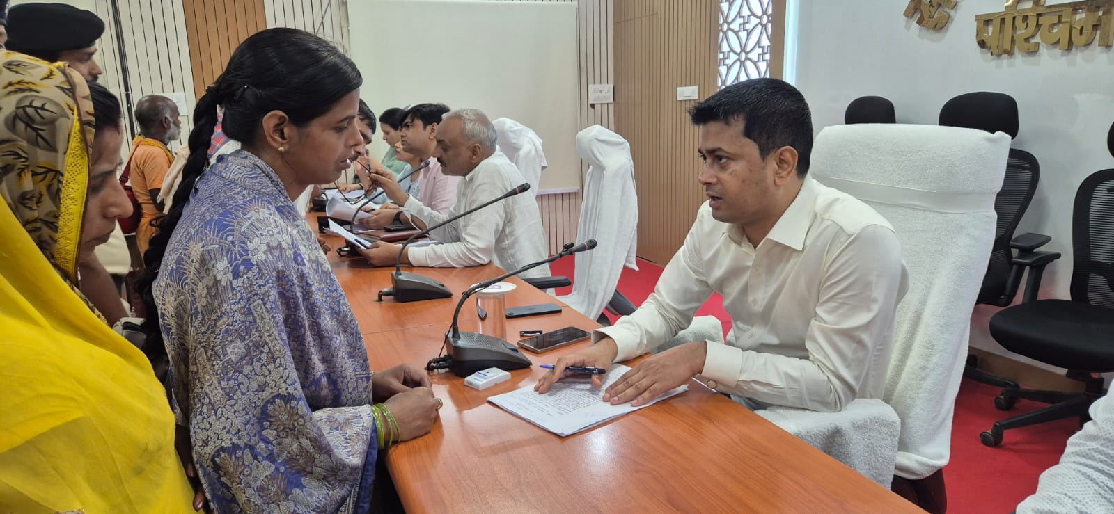 जिलाधिकारी के जनता दरबार में 132 मामलों की हुई सुनवाई। जिलाधिकारी के जनता दरबार में 132 मामलों की हुई सुनवाई।