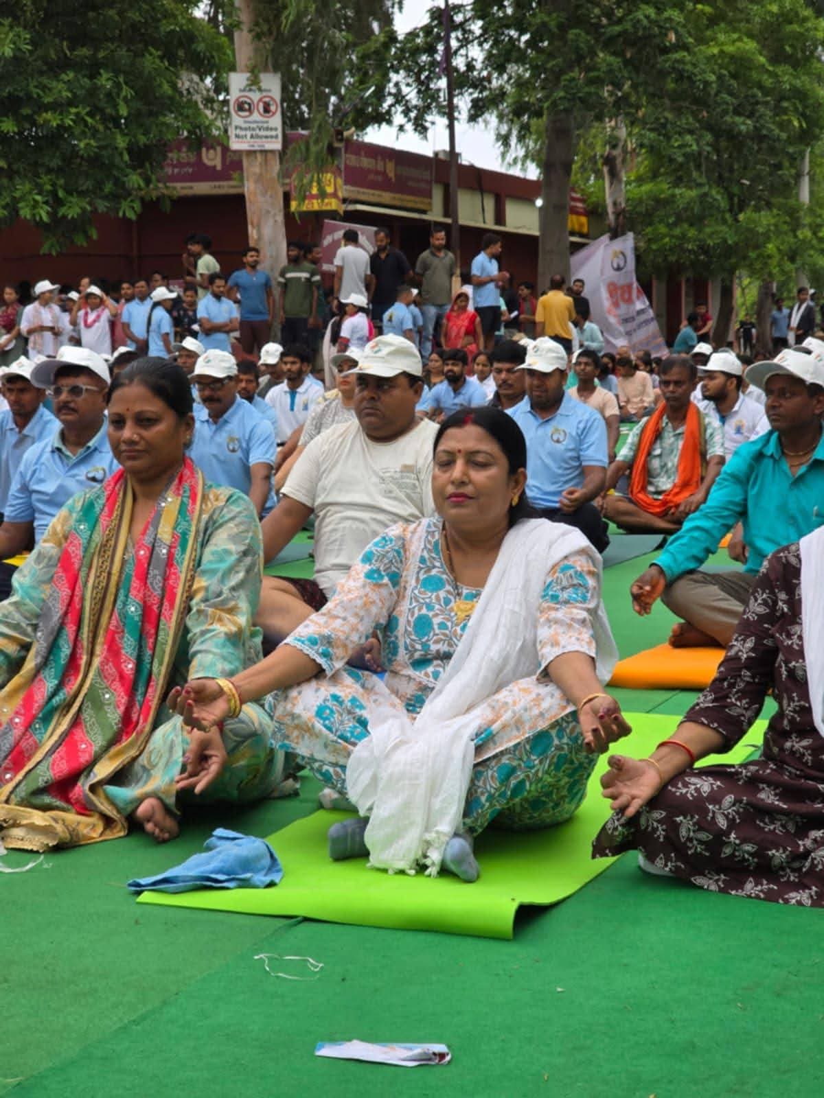 दरभंगा में योग दिवस के मौके पर राज्यसभा सांसद डॉ धर्मशीला गुप्ता सहित प्रशासनिक अधिकारियों ने किया योग अभ्यास। दरभंगा में योग दिवस के मौके पर राज्यसभा सांसद डॉ धर्मशीला गुप्ता सहित प्रशासनिक अधिकारियों ने किया योग अभ्यास।