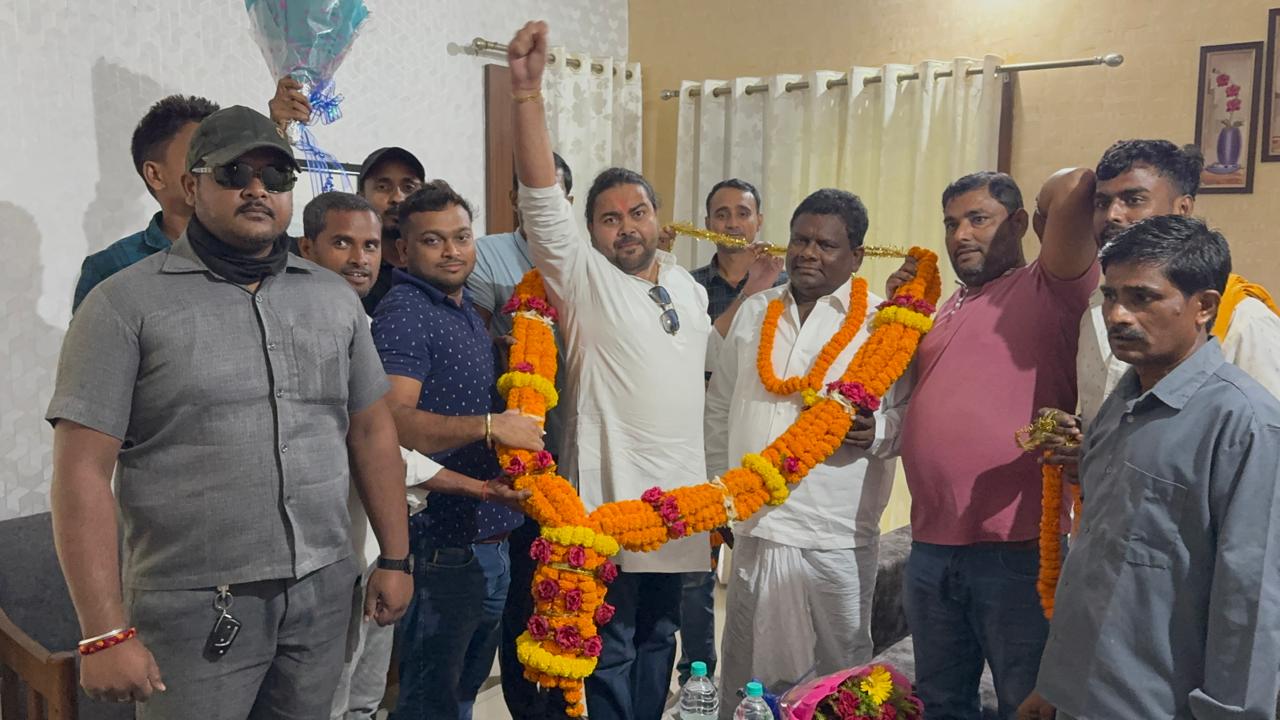 विस्थापितों की न्याय और मांग को लेकर चेयरमैन से देव शर्मा ने की मुलाकात 