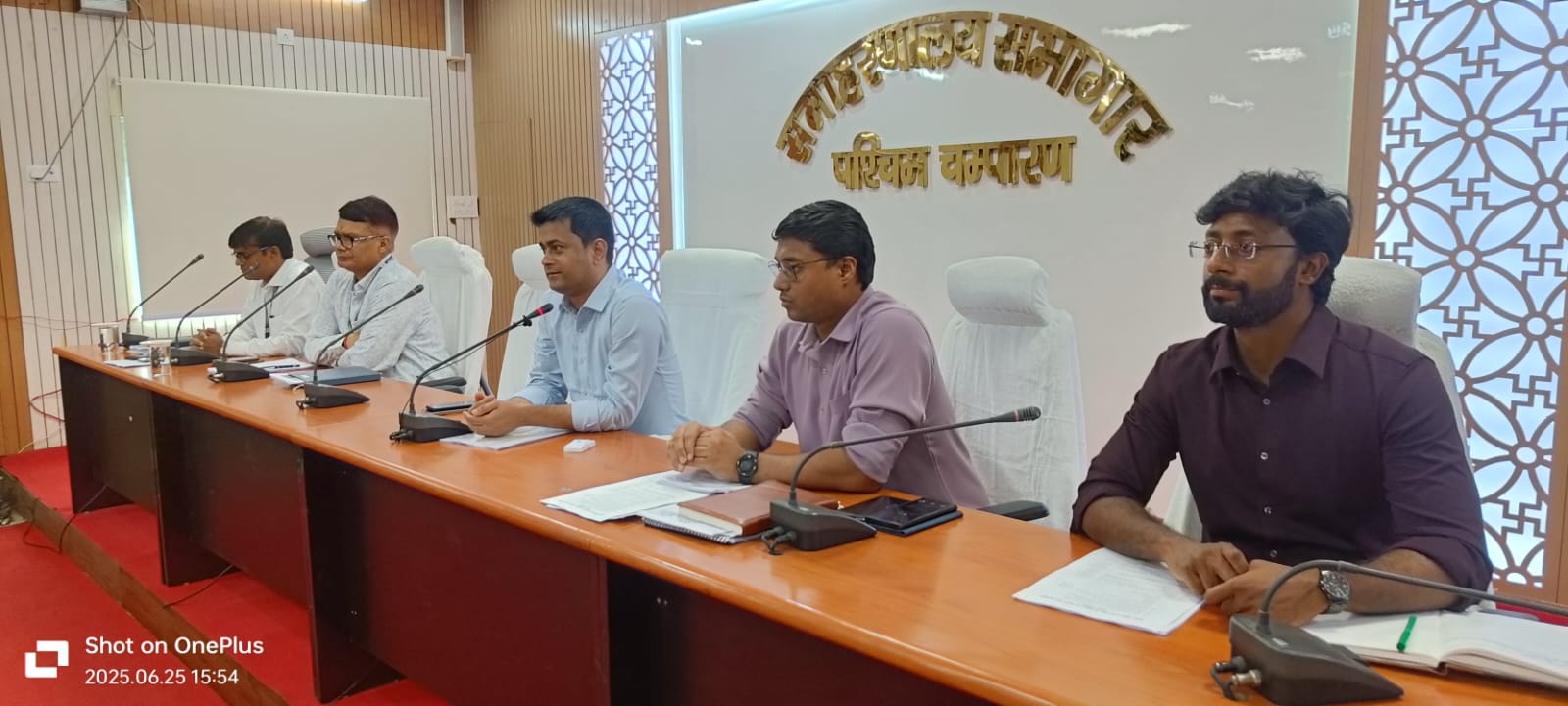 जिला निर्वाचन पदाधिकारी ने राजनैतिक दलों के अध्यक्ष/सचिव के साथ की बैठक जिला निर्वाचन पदाधिकारी ने राजनैतिक दलों के अध्यक्ष/सचिव के साथ की बैठक