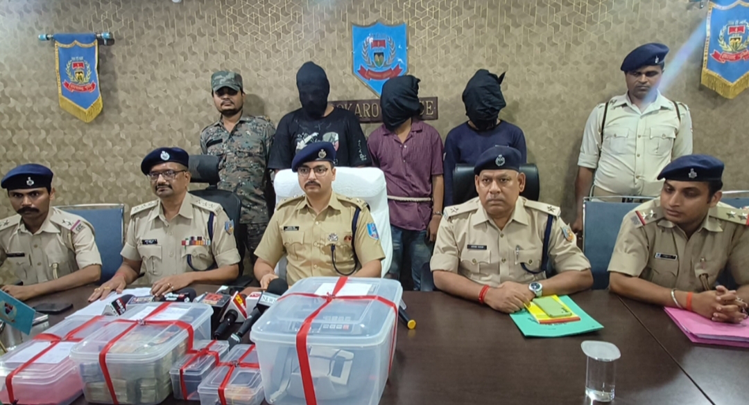 स्टॉक मार्केट में प्रलोभन देने का नाम पर ठगी करने वाले गैंग के तीन ठगों को इंदौर मध्य प्रदेश से बोकारो पुलिस ने किया गिरफ्तार 