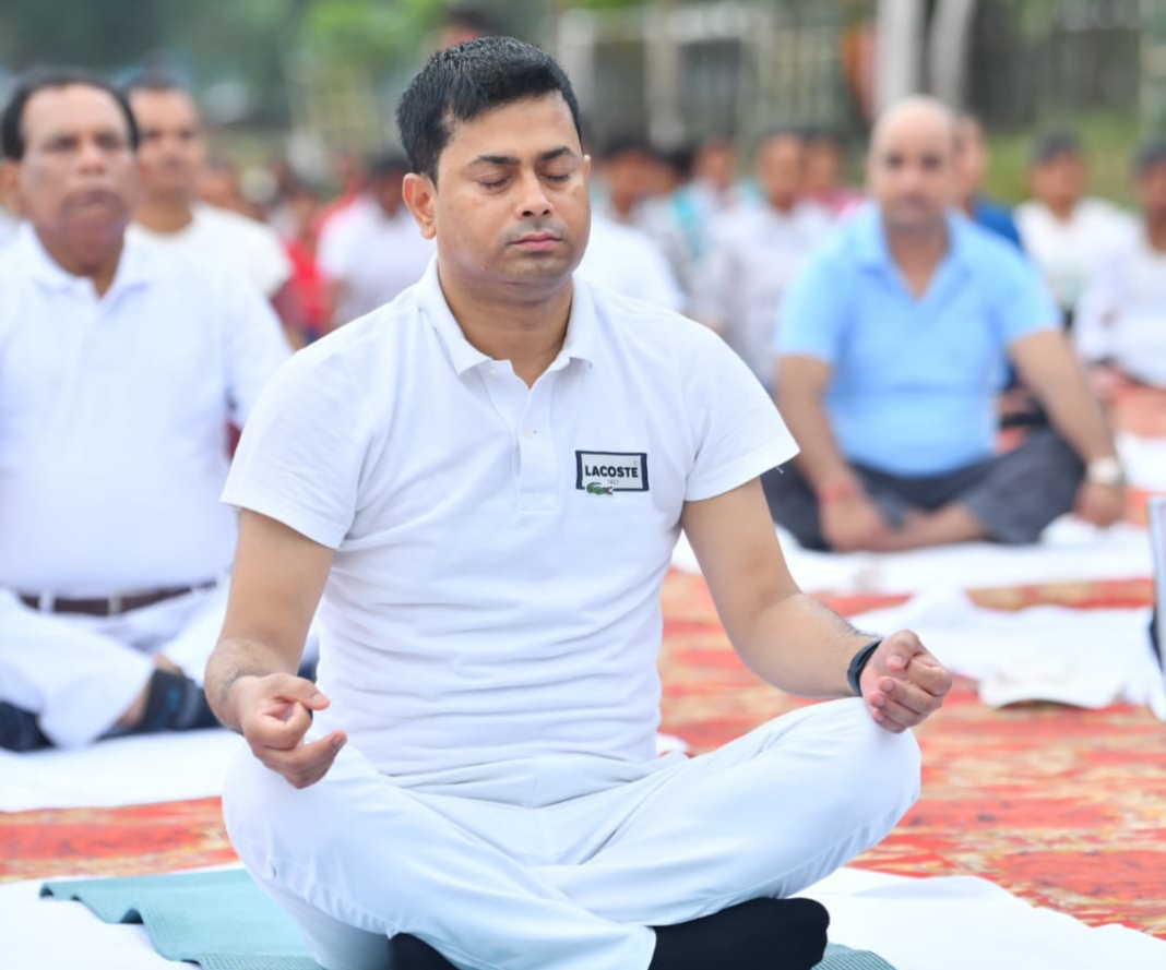 अंतरराष्ट्रीय योग दिवस पर बेतिया में हुआ भव्य योग सह मतदाता जागरूकता कार्यक्रम
