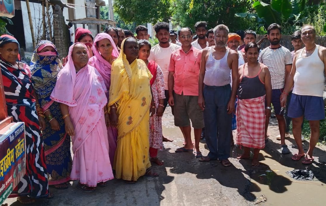 चनपटिया में नाला निर्माण नहीं होने से नाराज ग्रामीणों ने किया विरोध-प्रदर्शन