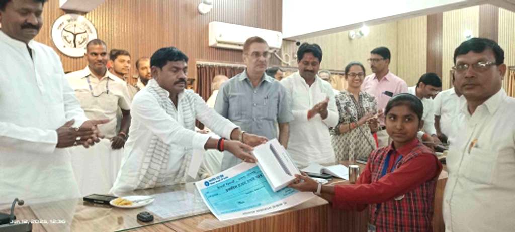 प्रदेश सरकार द्वारा वितरित स्मार्टफोन/टेबलेट से छात्र-छात्राओं को मिल रही है तकनीकी प्रदेश सरकार द्वारा वितरित स्मार्टफोन/टेबलेट से छात्र-छात्राओं को मिल रही है तकनीकी