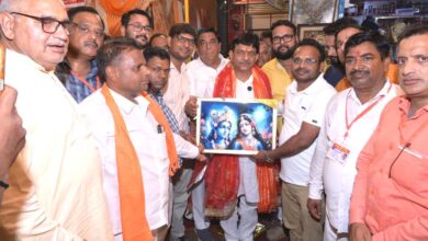 मंत्री कपिल देव अग्रवाल ने शिवभक्तों पर पुष्प वर्षा कर किया स्वागत
