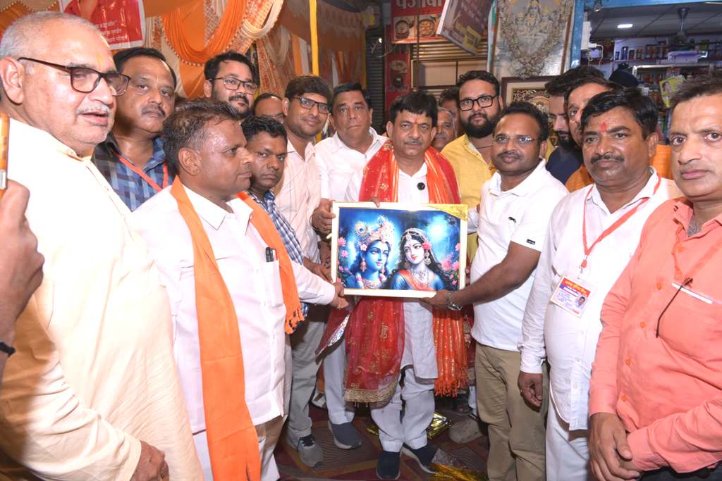 मंत्री कपिल देव अग्रवाल ने शिवभक्तों पर पुष्प वर्षा कर किया स्वागत