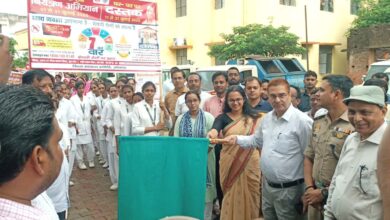 संचारी अभियान की रैली को जिलाधिकारी ने हरी झंडी दिखा कर रवाना