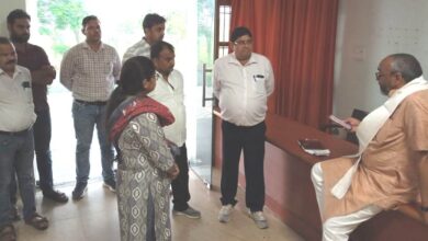 PWD अफसरों को लगाई फटकार, घटिया सड़क निर्माण पर खड़ा करा कर गरजे सदर विधायक