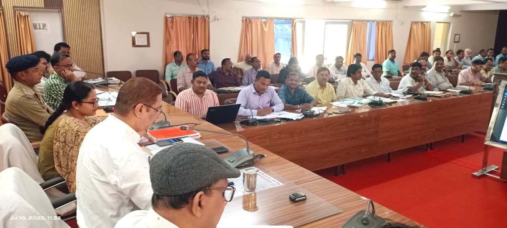 नवीन व्यवस्था अन्तर्गत सी0एम0 डैशबोर्ड के माध्यम से जिलाधिकारी ने की विकास कार्यों की समीक्षा बैठक