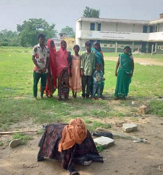 भारी बारिश से प्रभावित आधा दर्जन परिवारों को भाजपा नेत्री लवली गुप्ता ने की प्रशासन से समुचित सुविधा देने की मांग