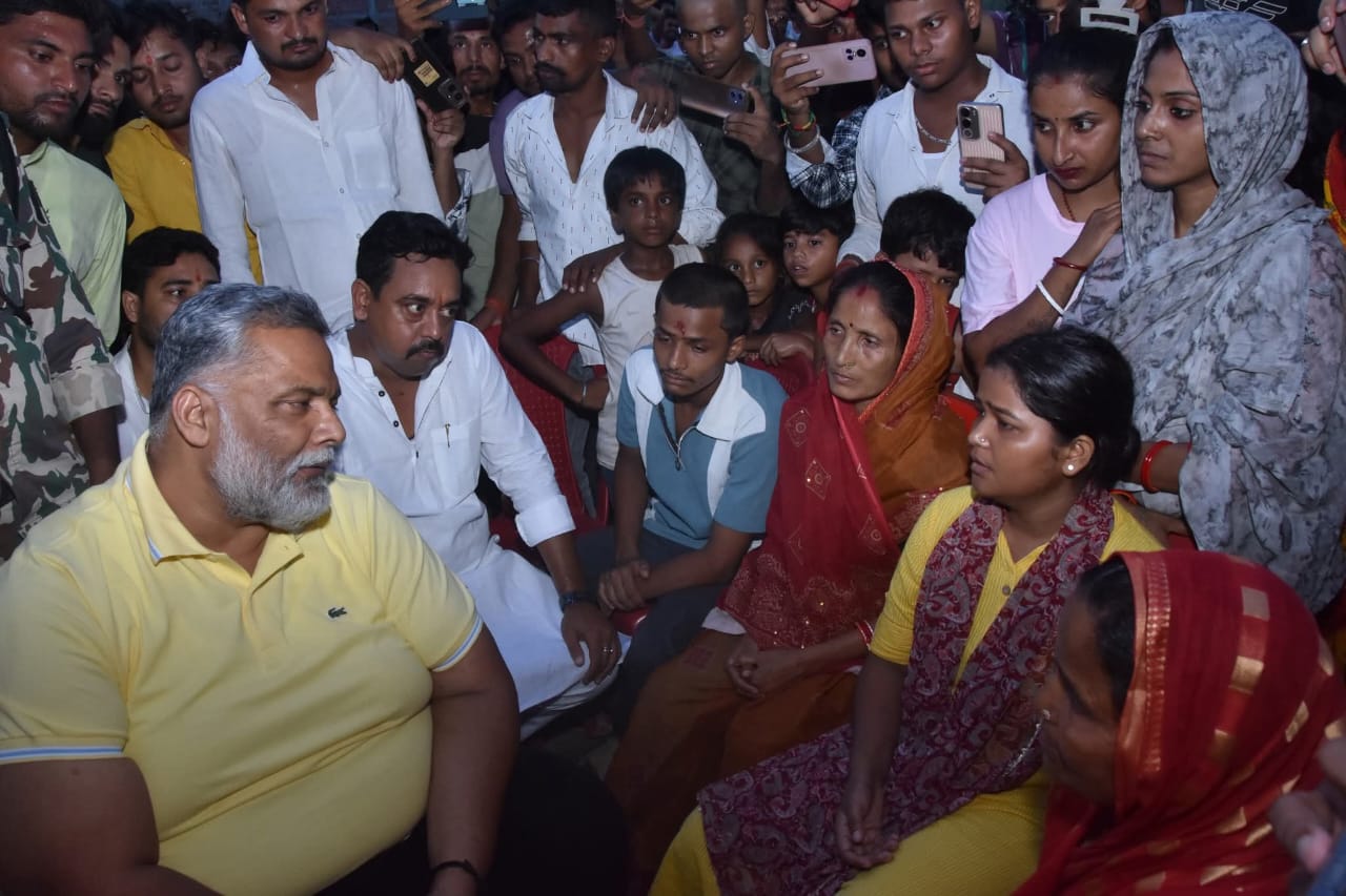 मनीषा के परिजनों से मिले सांसद पप्पू यादव, एसआईटी से जाँच कराने का किया माँग