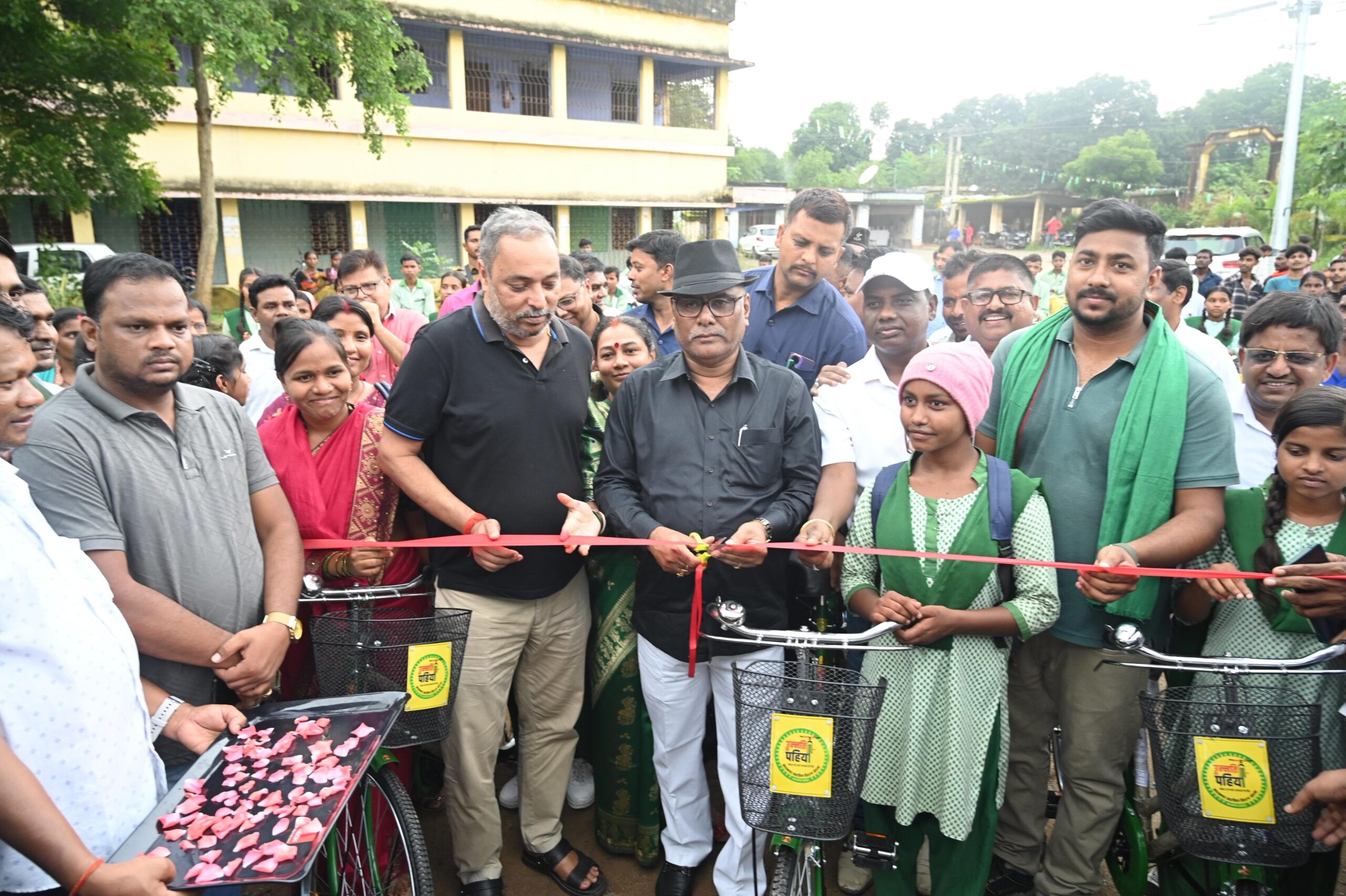 गोमिया प्रखंड मुख्यालय में विद्यार्थियों के बीच मंत्री योगेंद्र प्रसाद ने किया 121 साईकिल का वितरण