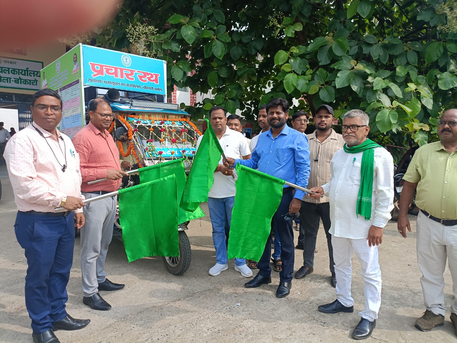 गोमिया प्रखंड के विभिन्न पंचायतों में अप्रवासी मजदूर जागरूकता रथ रवाना