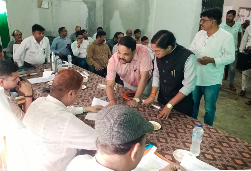 सोनभद्र-सम्पूर्ण समाधान दिवस का आयोजन,शिकायतकर्ताओं का निस्तारण किया जाये-जिलाधिकारी