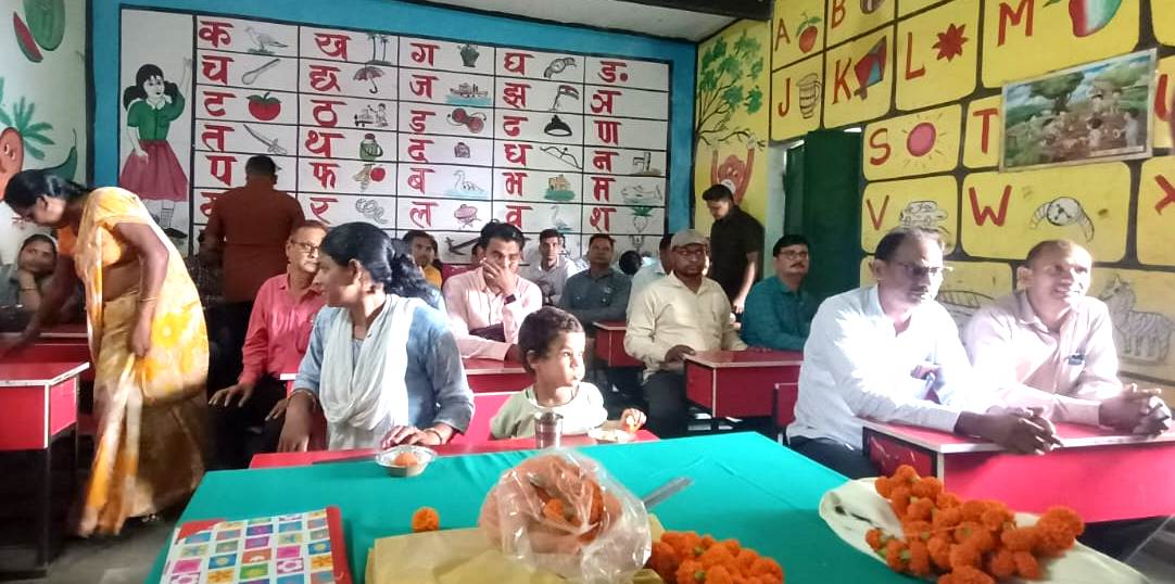 प्राथमिक विद्यालय करसोता में परिषदीय विद्यालयों के शिक्षकों की हुई बैठक