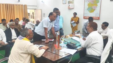 विधायक सदर व जिलाधिकारी ने खाद की आपूर्ति व वितरण के सम्बन्ध में अधिकारियों के साथ किये संवाद