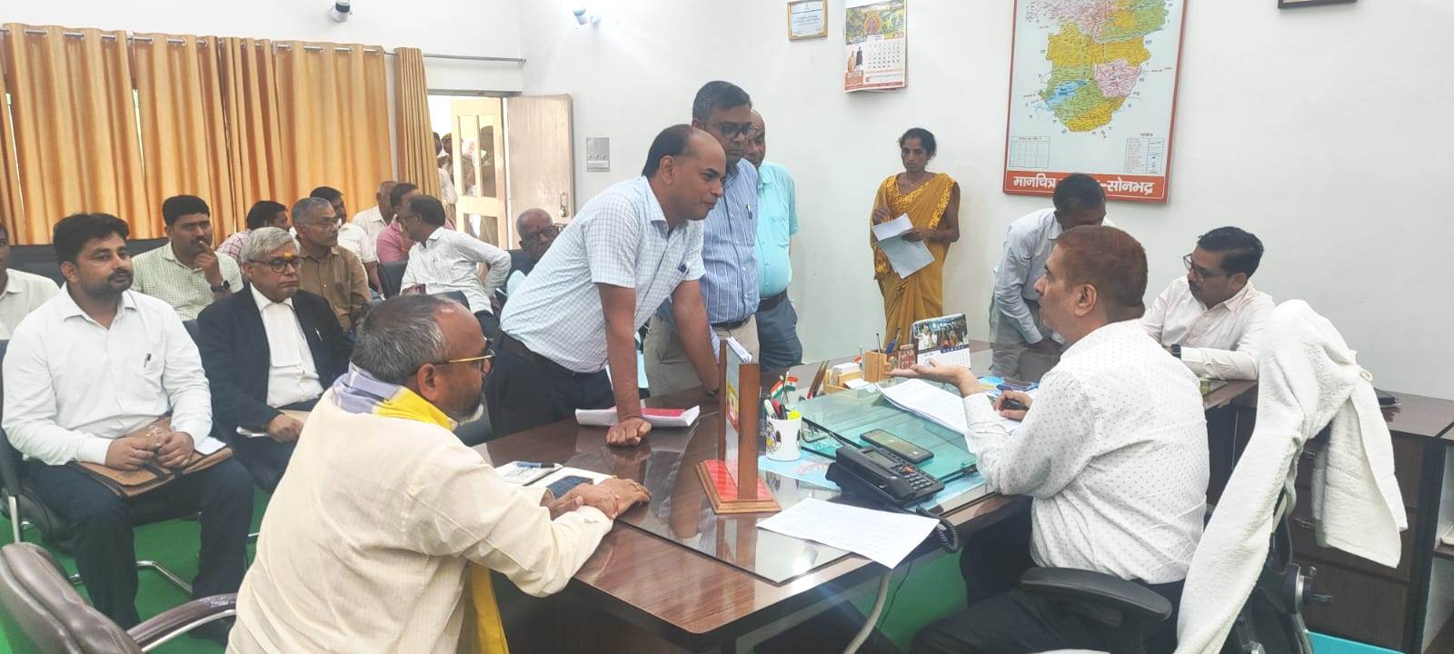 विधायक सदर व जिलाधिकारी ने खाद की आपूर्ति व वितरण के सम्बन्ध में अधिकारियों के साथ किये संवाद