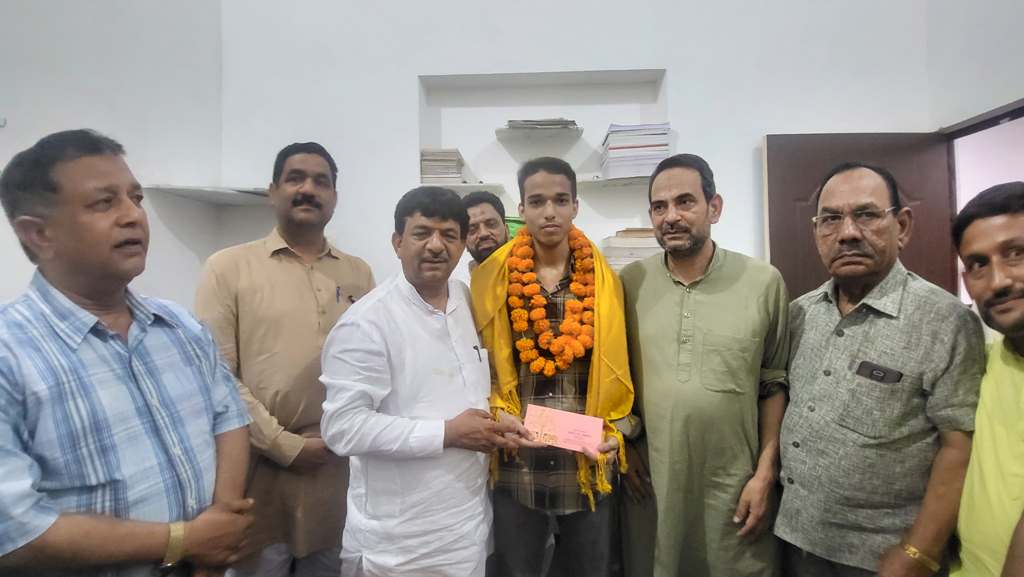 रिक्शा चालक और श्रमिक परिवार के बेटों ने NEET में रच दिया इतिहास