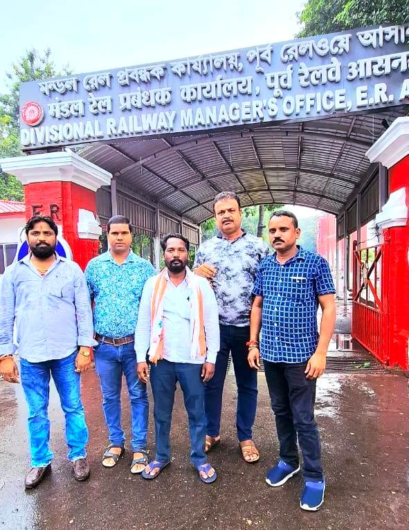 दुमका के आंदोलनकारियों ने आसनसोल डी आर एम को सौंपा ज्ञापन