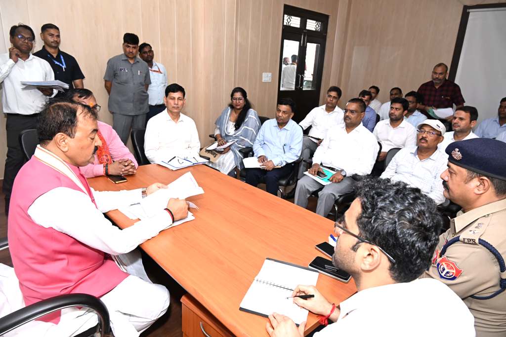 स्वास्थ्य विभाग अलर्ट रहते हुए बाढ़ प्रभावित क्षेत्रों में मेडिकल कैंप लगाकर लोगों का करें स्वास्थ्य परीक्षण-केशव प्रसाद मौर्य