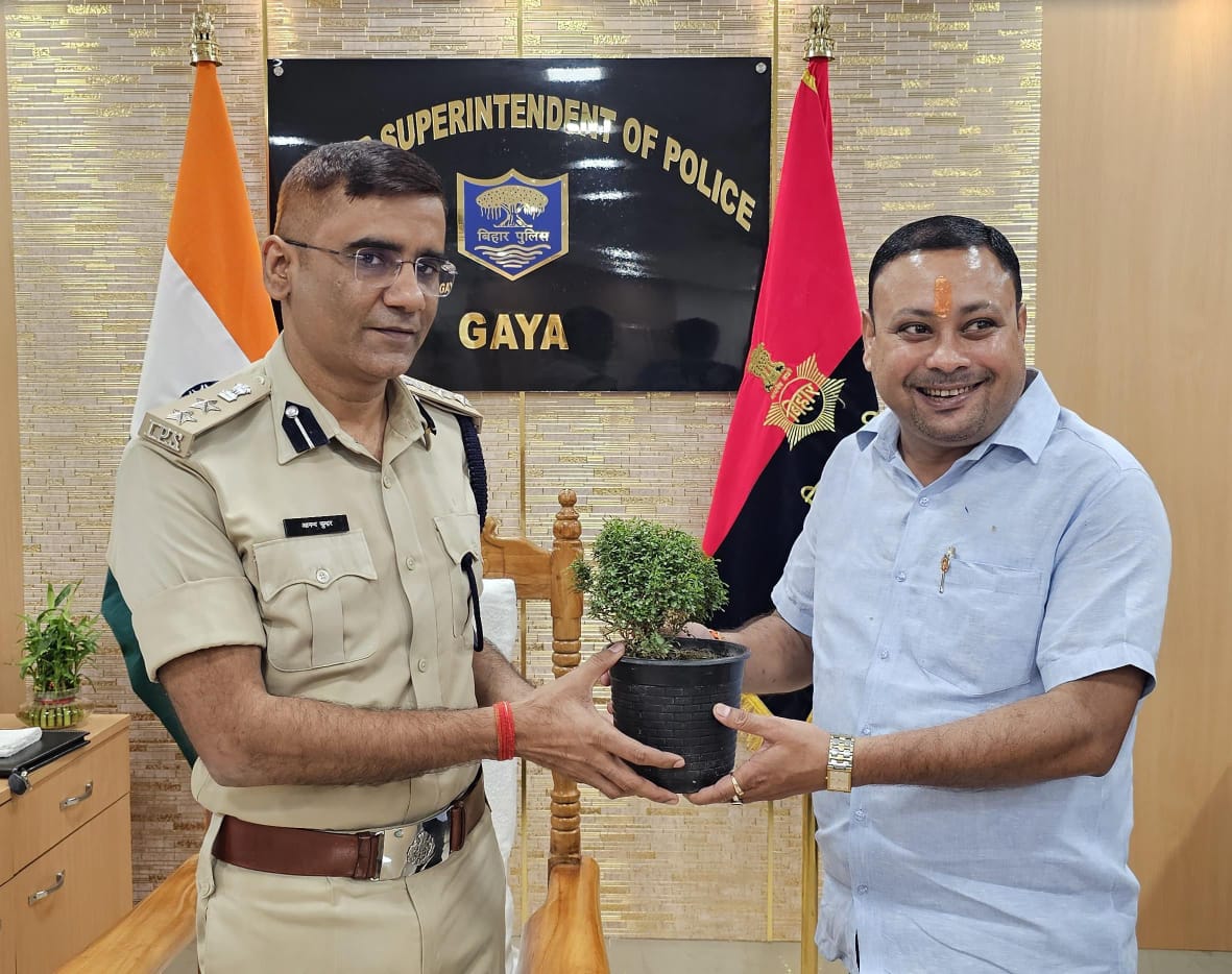 पुलिस अधीक्षक आनंद कुमार को भाजपा नेता डॉ. मनीष पंकज मिश्रा के द्वारा विष्णु चरण चिन्ह भेंट कर सम्मानित किया गया पुलिस अधीक्षक आनंद कुमार को भाजपा नेता डॉ. मनीष पंकज मिश्रा के द्वारा विष्णु चरण चिन्ह भेंट कर सम्मानित किया गया