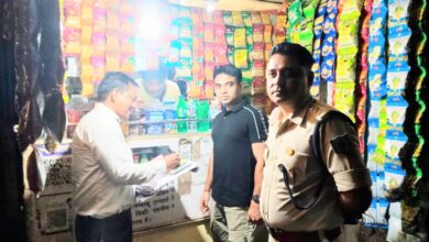 पुलिस उपाधीक्षक नगर द्वारा सार्वजनिक स्थान पर धूम्रपान करने वाले व्यक्तियों का काटा गया चालान