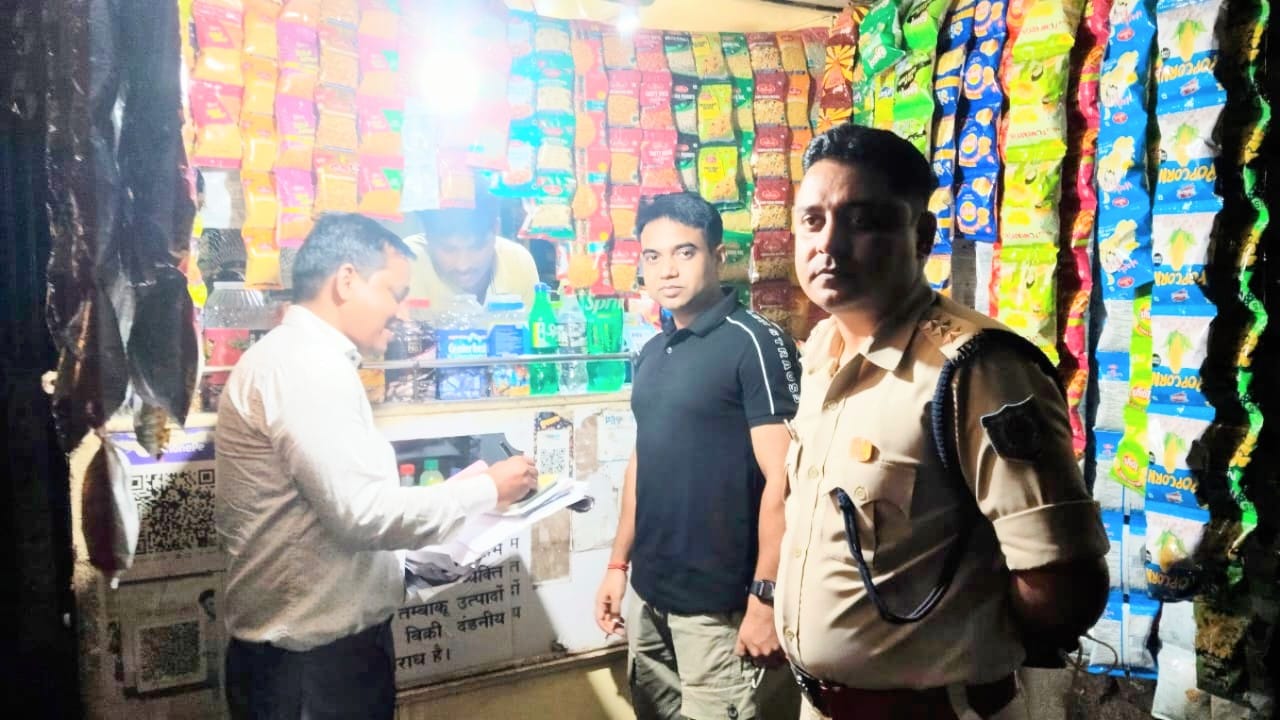 पुलिस उपाधीक्षक नगर द्वारा सार्वजनिक स्थान पर धूम्रपान करने वाले व्यक्तियों का काटा गया चालान