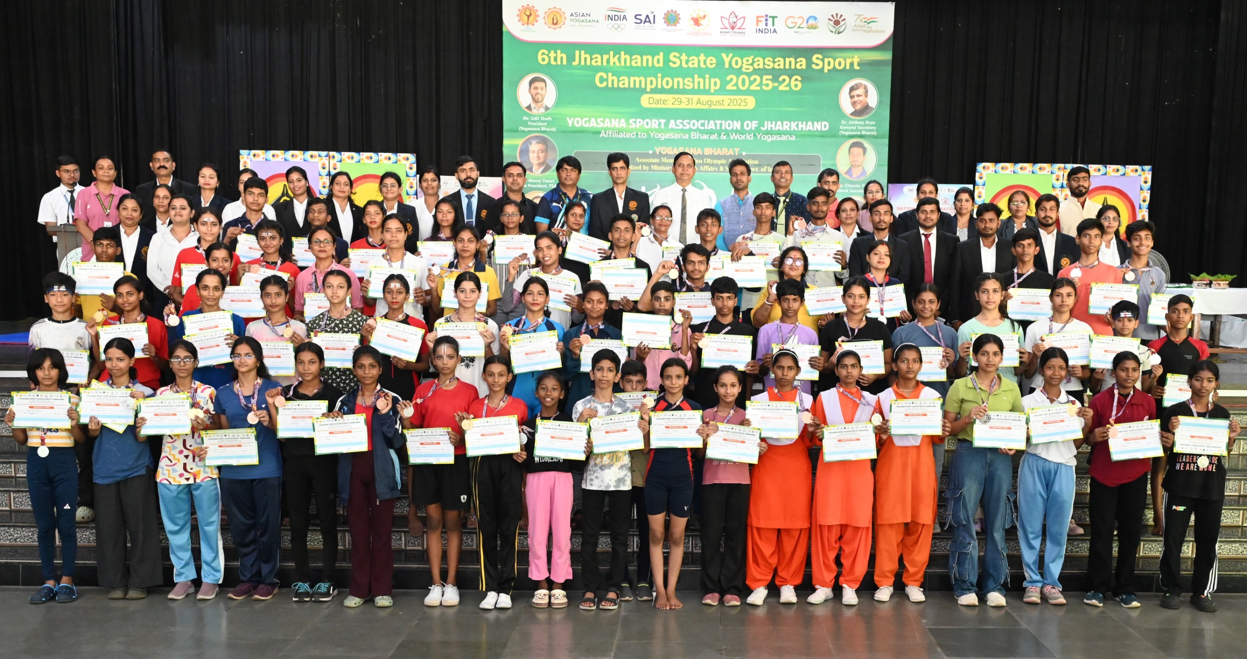झारखंड राज्य योगासन क्रीड़ा प्रतियोगिता में 300 से अधिक प्रतिभागियों ने अपने योग कौशल का प्रदर्शन किया