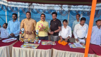 स्व: तुलसी महतो मेमोरियल डे नाईट फुटबॉल प्रतियोगिता का चित्रगुप्त महतो ने फुटबॉल को कीक मारकर उद्घाटन किया