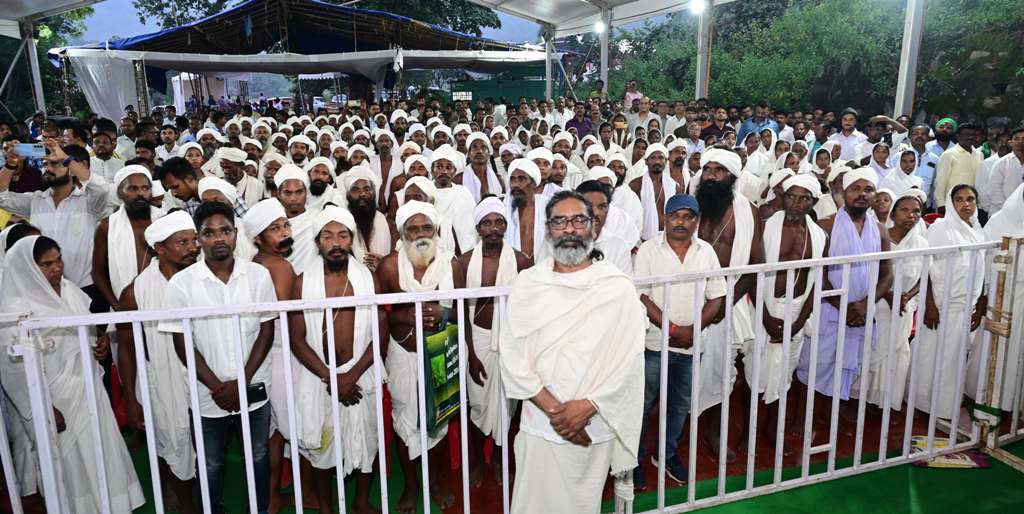 पूर्व मुख्यमंत्री एवं राज्यसभा सांसद दिशोम गुरु शिबू सोरेन को श्रद्धांजलि अर्पित करने वालों का लगा तांता,