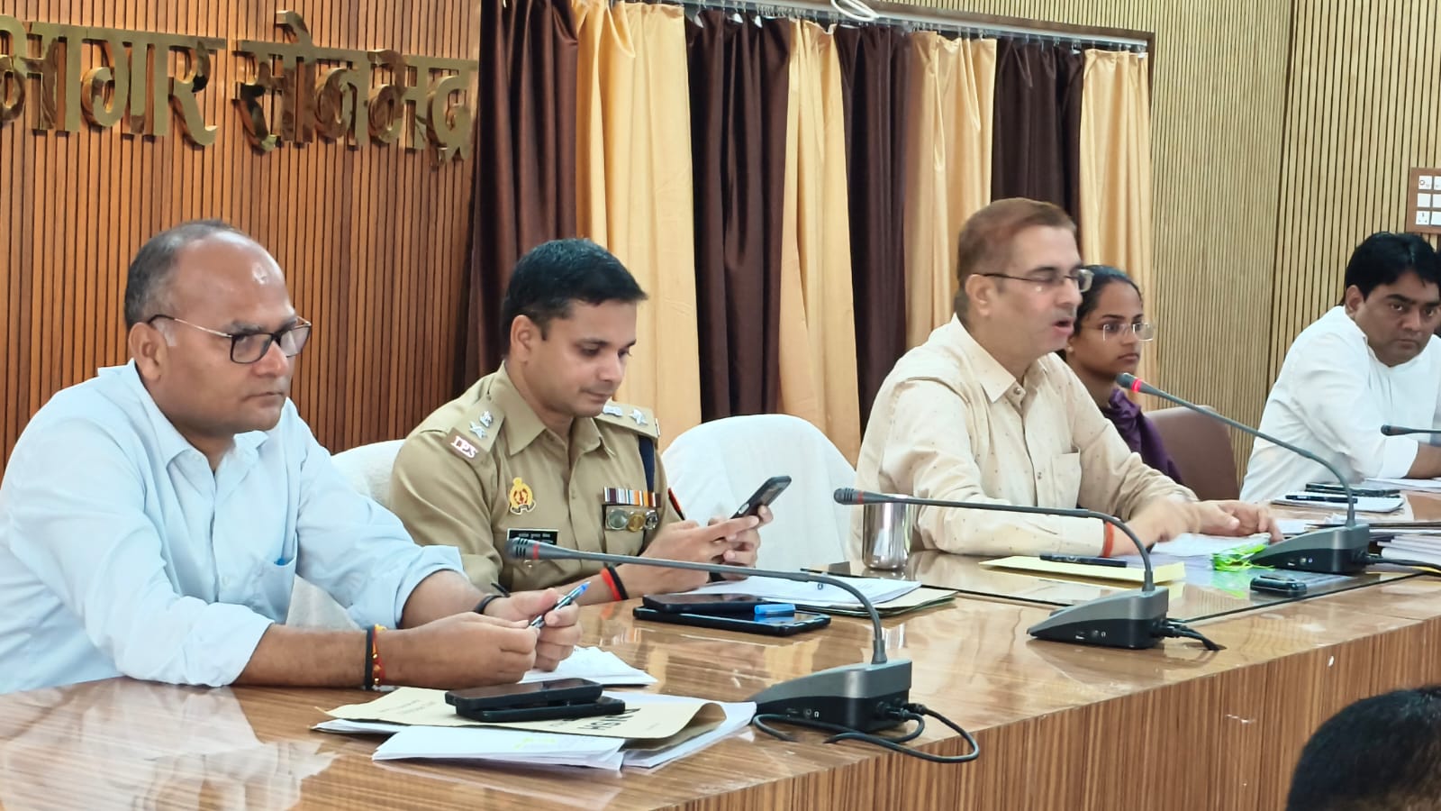 जिलाधिकारी ने विभिन्न औद्योगिक प्रतिष्ठानों के कारपोरेट सोशल रिस्पान्सिबिलिटी व अधिकारियों के साथ की बैठक