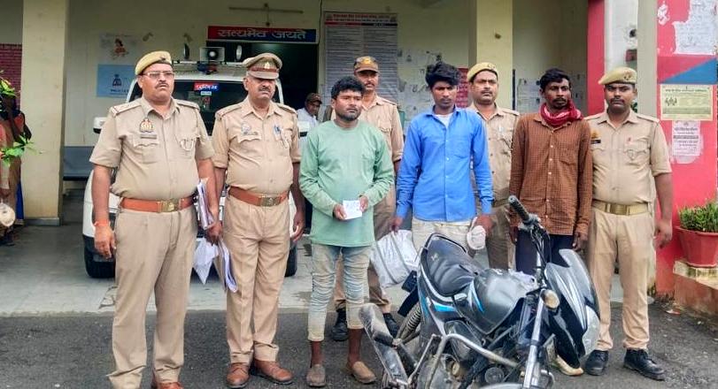 25 हज़ार का इनामी अपराधी चढ़ा पुलिस के हत्थे, दो अन्य शातिर भी गिरफ्तार, चोरी की बाइक सहित अवैध गांजा बरामद. 25 हज़ार का इनामी अपराधी चढ़ा पुलिस के हत्थे, दो अन्य शातिर भी गिरफ्तार, चोरी की बाइक सहित अवैध गांजा बरामद.