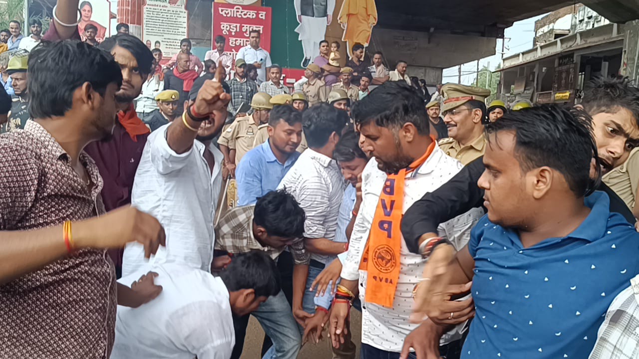 अखिल भारतीय विद्यार्थी परिषद,के कार्यकर्ताओ ने किया विरोध प्रदर्शन