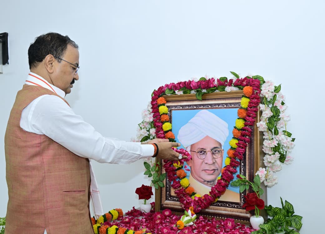 डा०राधाकृष्णन का पूरा जीवन ही एक सन्देश है। केशव प्रसाद मौर्य डा०राधाकृष्णन का पूरा जीवन ही एक सन्देश है। केशव प्रसाद मौर्य