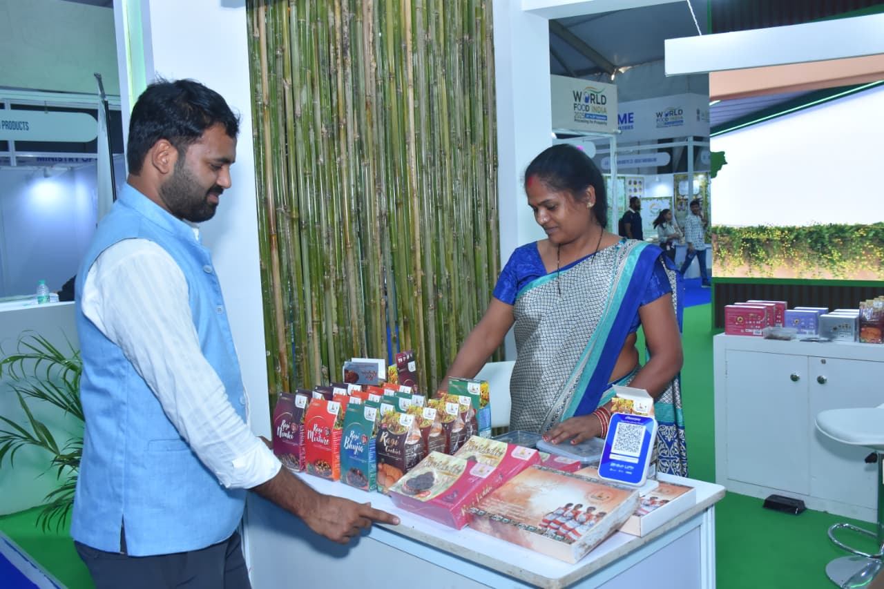 वर्ल्ड फूड इंडिया 2025 में झारखंड पवेलियन में लोगों को लुभा रहे हैं प्राकृतिक उत्पाद