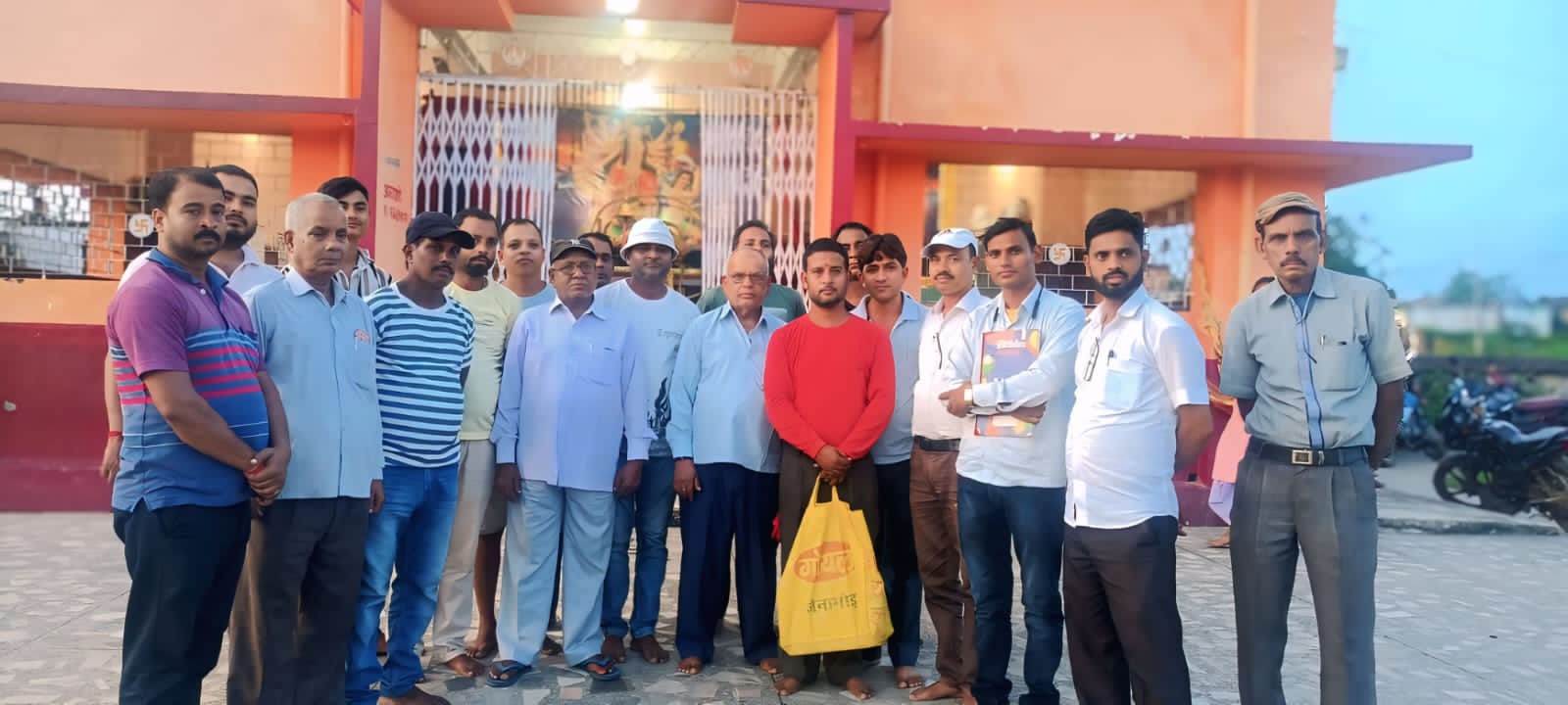 गोमिया पंचायत के मध्य दुर्गा मंदिर (गंधुनिया अहरा) में आगामी दुर्गा पूजा की तैयारी को लेकर बैठक संपन्न