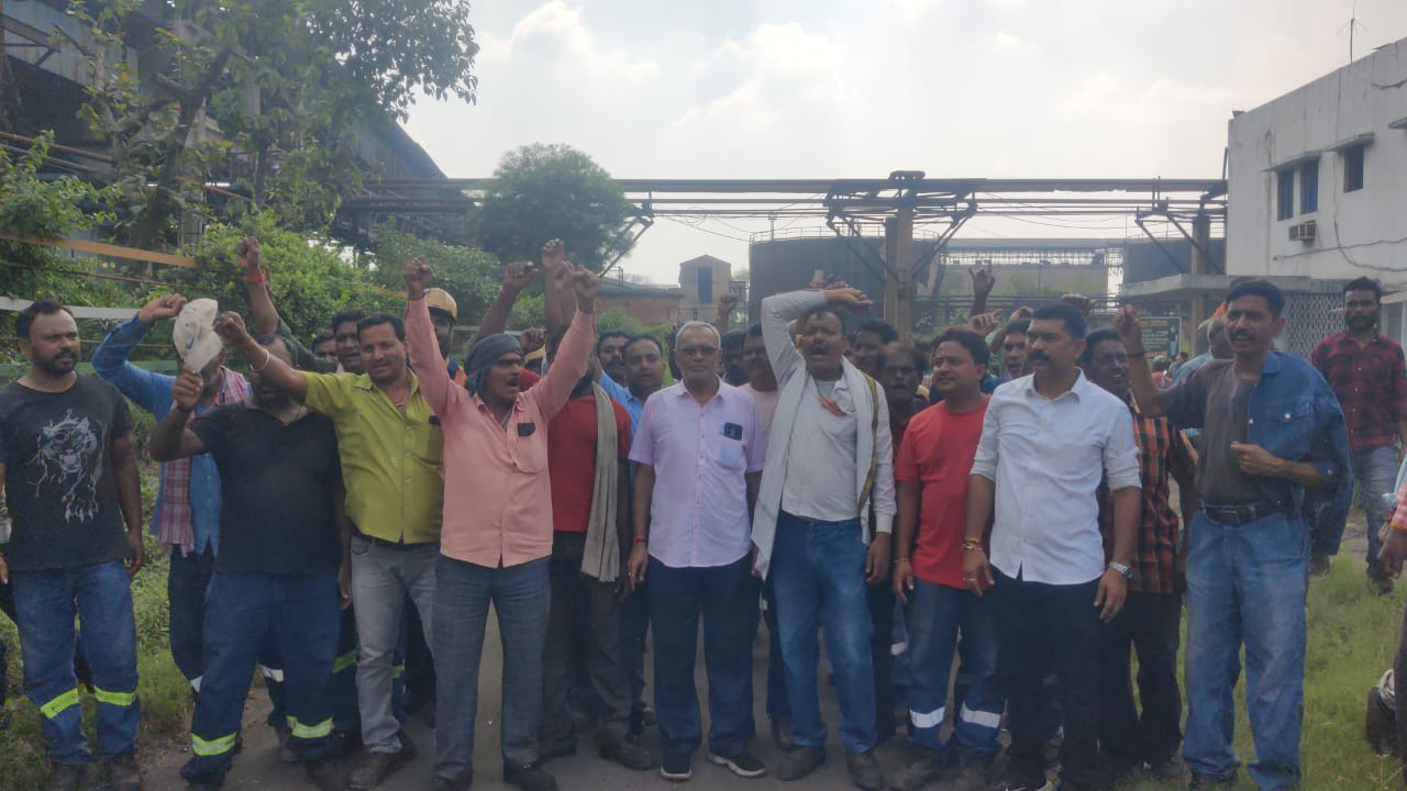 गेंद प्रबंधन के पाले में, या तो मजदूरों को उनका अधिकार दें या प्लांट को हड़ताल में झोंक दें : राजेन्द्र सिंह गेंद प्रबंधन के पाले में, या तो मजदूरों को उनका अधिकार दें या प्लांट को हड़ताल में झोंक दें : राजेन्द्र सिंह