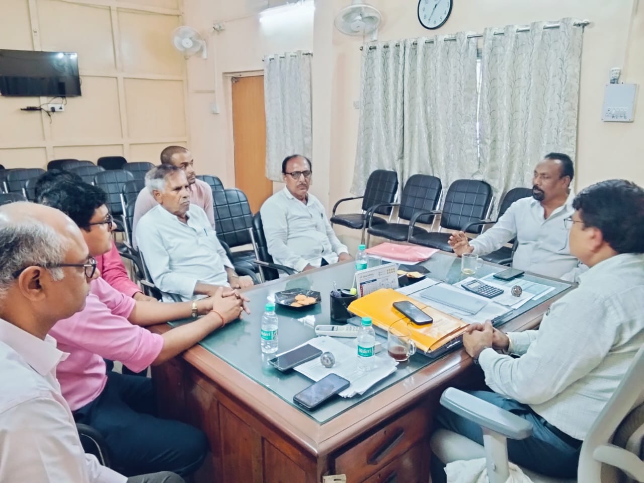 लचर बिजली के तार,नया ट्रांसफार्मर लगाने और सुचारु विद्युत आपूर्ति सहित समस्याओं पर विधायक उमाकांत रजक ने दिया दिशा-निर्देश 