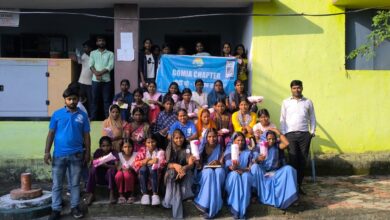सियारी में हेल्पिंग इंडिया फीडिंग इंडिया संस्था द्वारा नि:शुल्क सेनेटरी पैड का वितरण किया गया