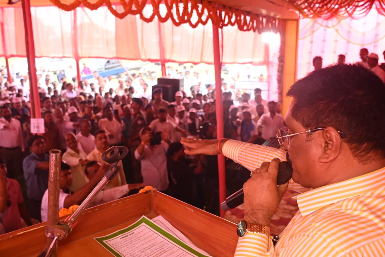 साड़म में राज्य स्तरीय स्वच्छता ही सेवा अभियान का शुभारंभ मंत्री योगेंद्र प्रसाद ने दीप प्रज्वलित कर किया