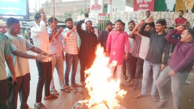 सोनभद्र-पुलिस प्रशासन के खिलाफ एवीबीपी के छात्र नेताओ ने पुतला फूंककर जताया विरोध
