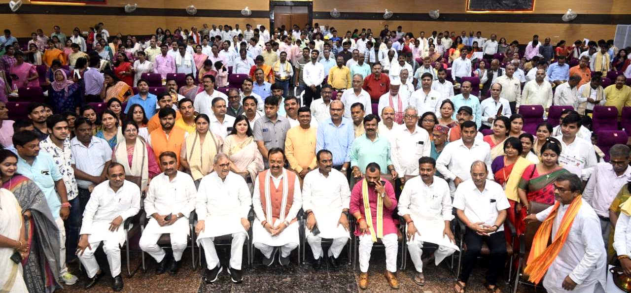 शिक्षक दिवस के अवसर पर शिक्षा के क्षेत्र में सराहनीय कार्य करने वाले शिक्षकों को प्रशस्ति पत्र देकर किया सम्मानित