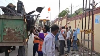 सड़क पर जाम और दुर्घटनाओं से बचने के लिए नगर पंचायत ओबरा ने चलाया अतिक्रमण हटाओ अभियान.