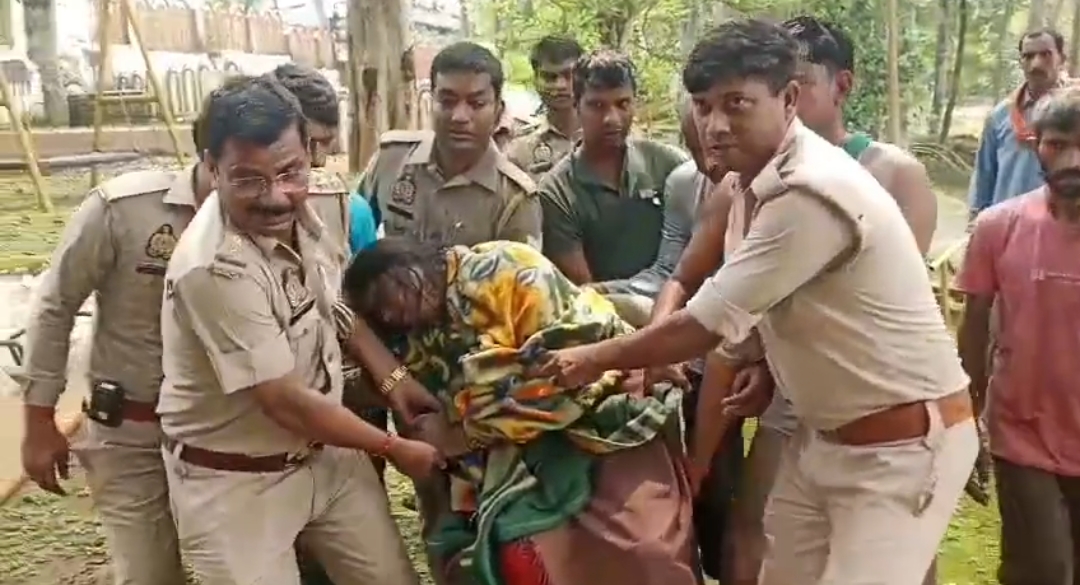 रिहन्द डैम के पुल से नदी में छलांग लगाने वाली महिला को पिपरी पुलिस ने गोताखोरों की सहायता से बचाया रिहन्द डैम के पुल से नदी में छलांग लगाने वाली महिला को पिपरी पुलिस ने गोताखोरों की सहायता से बचाया