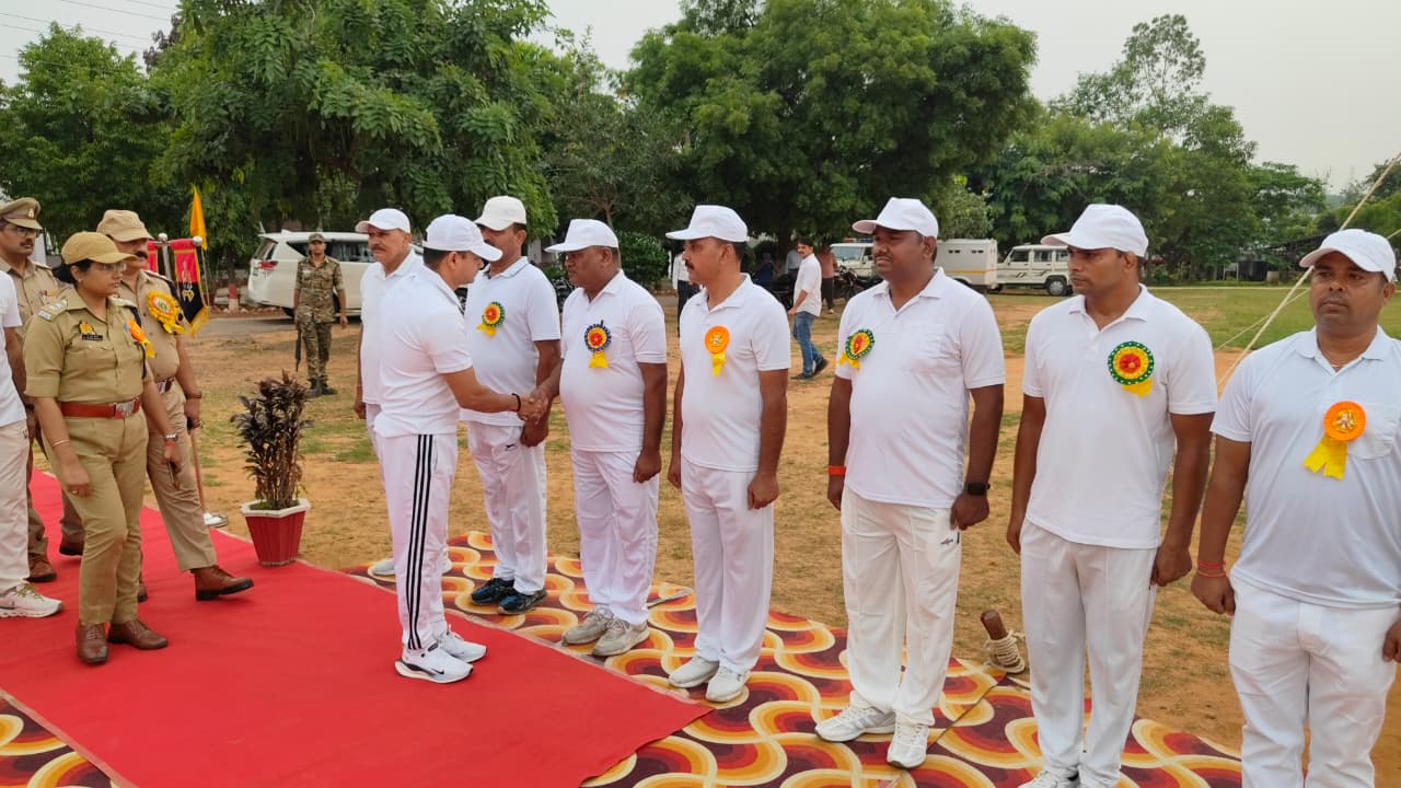 पुलिस अधीक्षक सोनभद्र श्री अशोक कुमार मीणा द्वारा किया गया मलखम्भ प्रतियोगिता का भव्य उद्घाटन